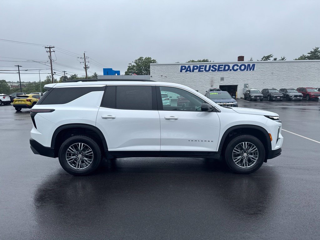 Used 2025 Chevrolet Traverse LT AWD/4WD image 3