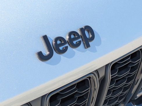 Used 2025 Jeep Grand Cherokee Altitude AWD/4WD image 13
