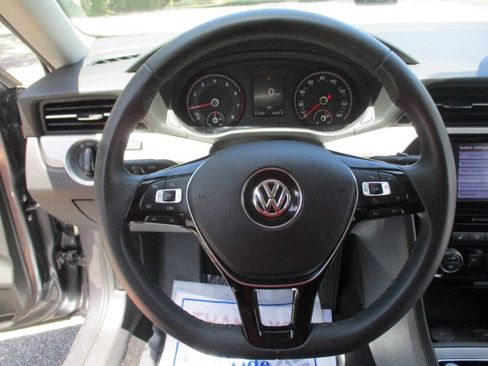 Used 2022 Volkswagen Passat 2.0T SE FWD image 12