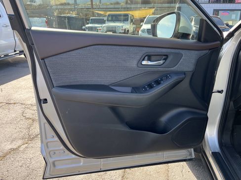 Used 2023 Nissan Rogue SV image 13