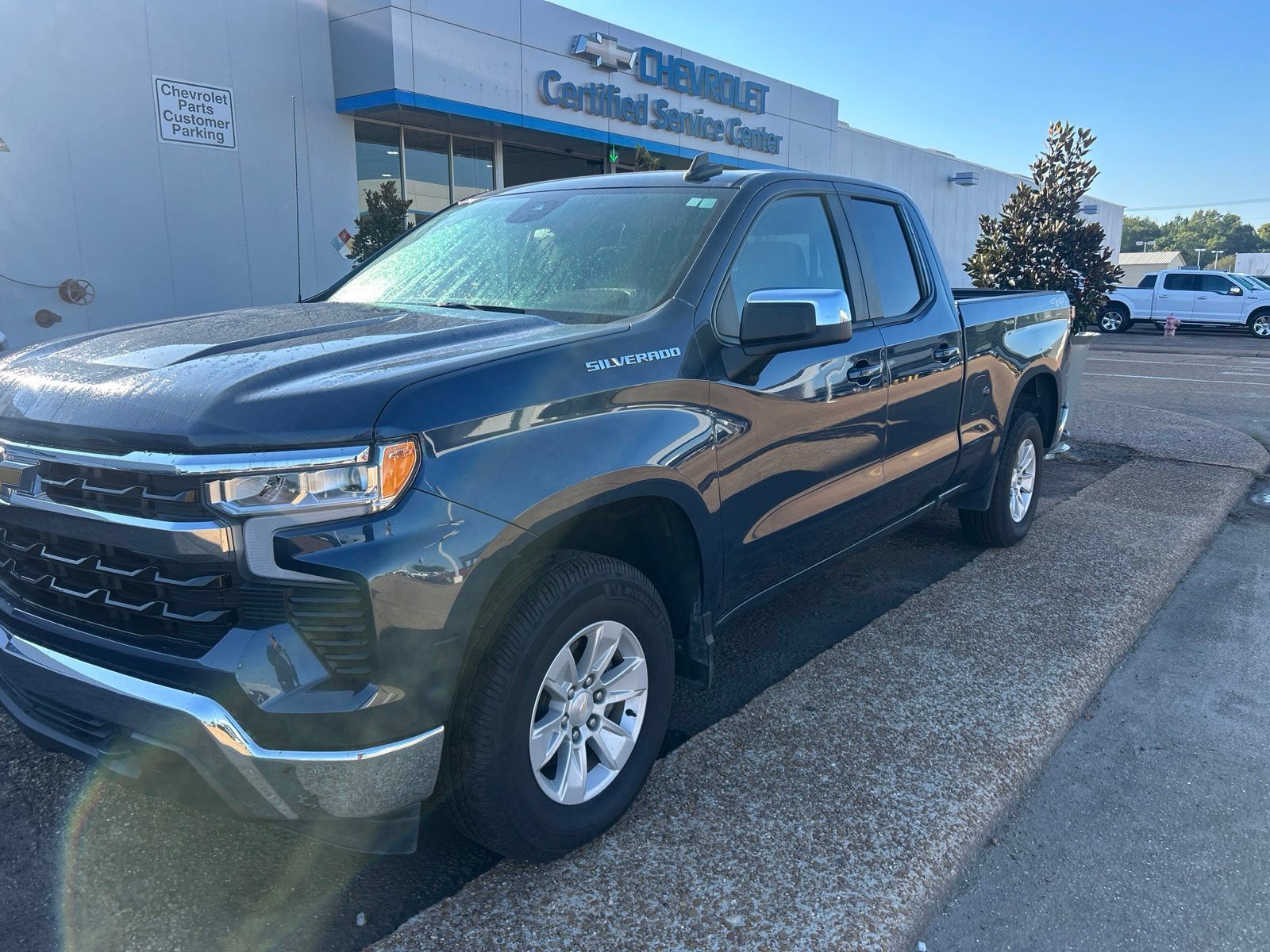 Used 2022 Chevrolet Silverado 1500 LT w/ Convenience Package II AWD/4WD image 9