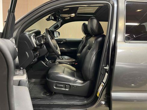 Used 2021 Toyota Tacoma TRD Sport w/ TRD Premium Sport Package RWD image 4