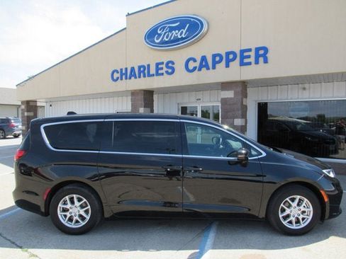 Used 2025 Chrysler Pacifica Select FWD image 4