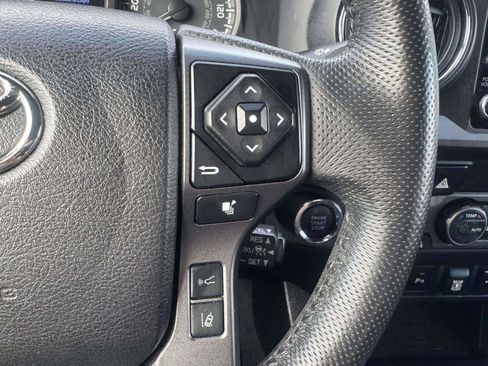 Used 2022 Toyota Tacoma TRD Off-Road w/ Technology Package AWD/4WD image 31