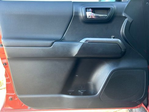 Used 2017 Toyota Tacoma TRD Sport w/ Premium & Technology Package AWD/4WD image 13