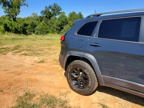 Used 2017 Jeep Cherokee Trailhawk w/ Comfort/Convenience Group image 37