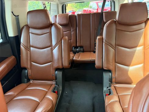 Used 2018 Cadillac Escalade ESV Luxury RWD image 19