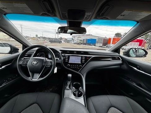 Used 2018 Toyota Camry LE image 20