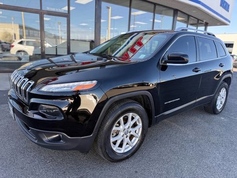 Used 2018 Jeep Cherokee Latitude w/ Cold Weather Group image 1