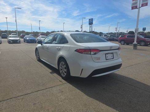 Used 2021 Toyota Corolla LE image 7