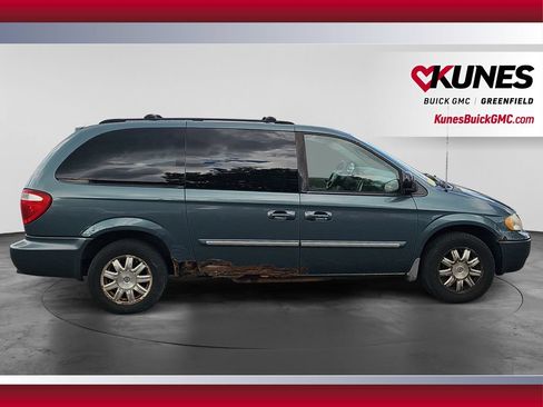 Used 2006 Chrysler Town & Country Touring FWD image 12
