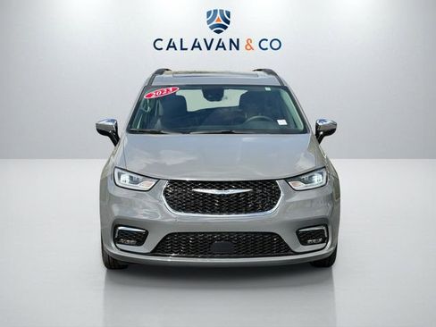 Used 2023 Chrysler Pacifica Limited FWD image 2
