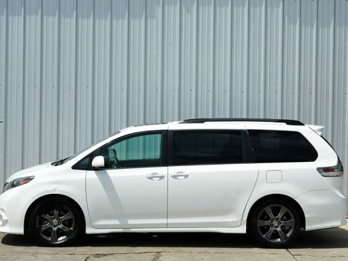 Used 2015 Toyota Sienna SE Premium image 45