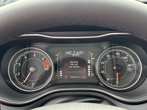 Used 2020 Jeep Cherokee Altitude image 31