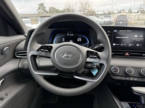 Certified 2025 Hyundai Elantra SE image 18