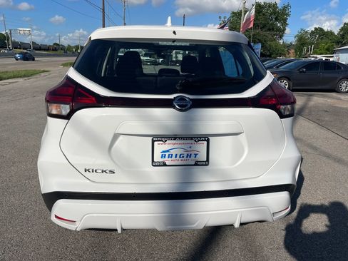 Used 2021 Nissan Kicks S FWD image 3