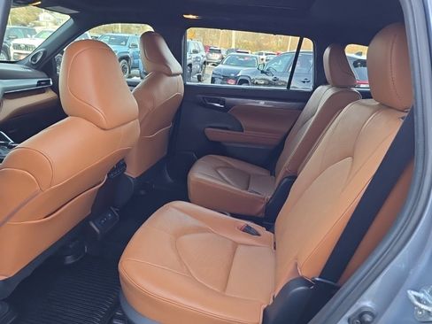 Used 2021 Toyota Highlander Platinum image 14