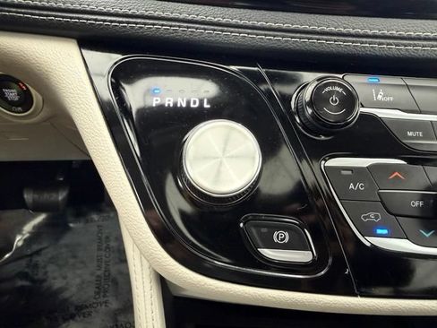 Used 2023 Chrysler Pacifica Limited FWD image 44