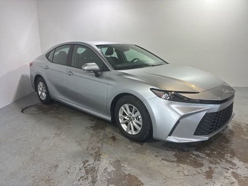 Used 2025 Toyota Camry Hybrid image 1