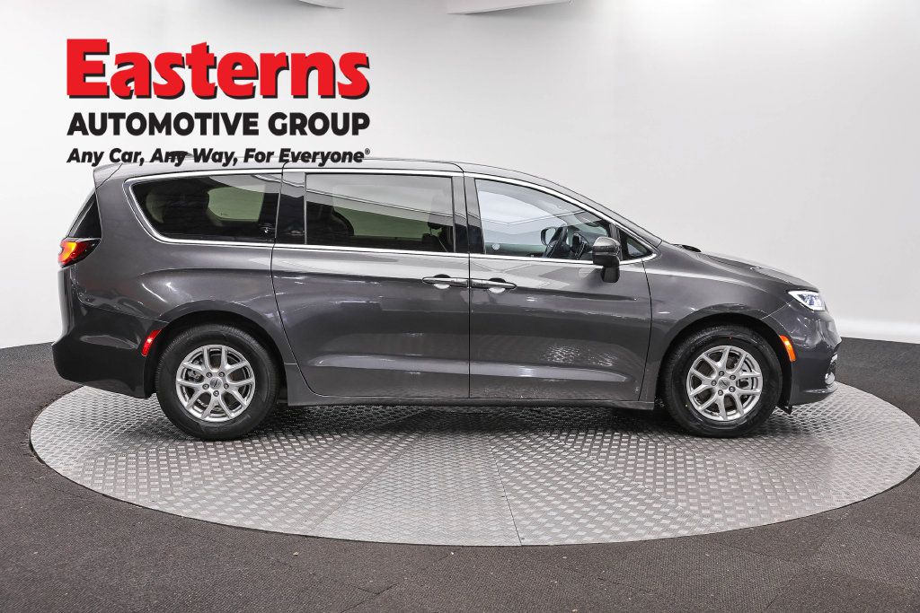 Used 2023 Chrysler Pacifica Touring-L FWD image 6