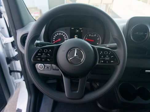 Used 2024 Mercedes-Benz Sprinter 2500 image 38