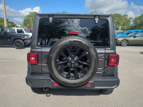 Used 2025 Jeep Wrangler Unlimited Sahara AWD/4WD image 7