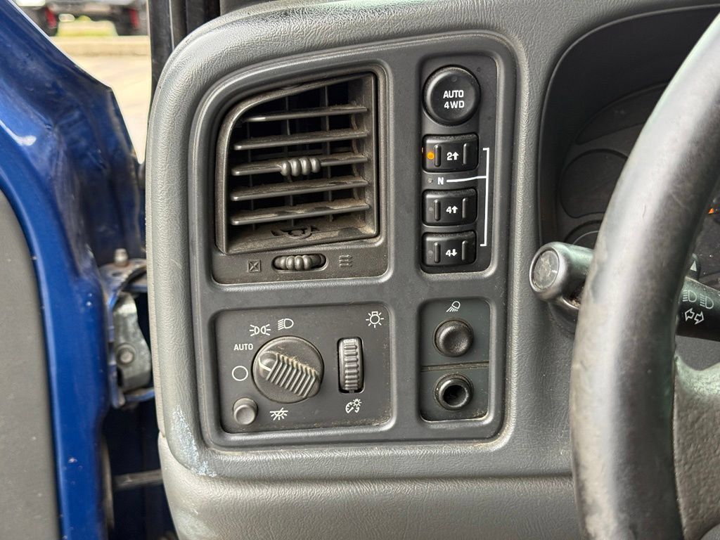 Used 2004 Chevrolet Silverado 1500 4x4 Extended Cab w/ Light Duty Power Package image 16