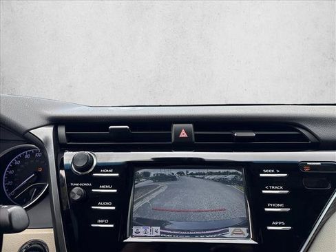 Used 2018 Toyota Camry XLE FWD image 15