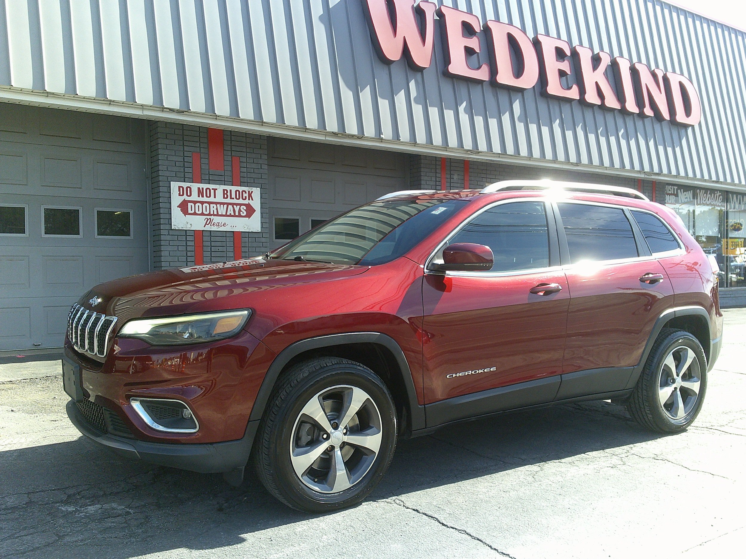 Used 2019 Jeep Cherokee Limited AWD/4WD image 2