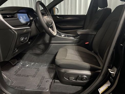 New 2025 Jeep Grand Cherokee Laredo X w/ Luxury Tech Group I image 9