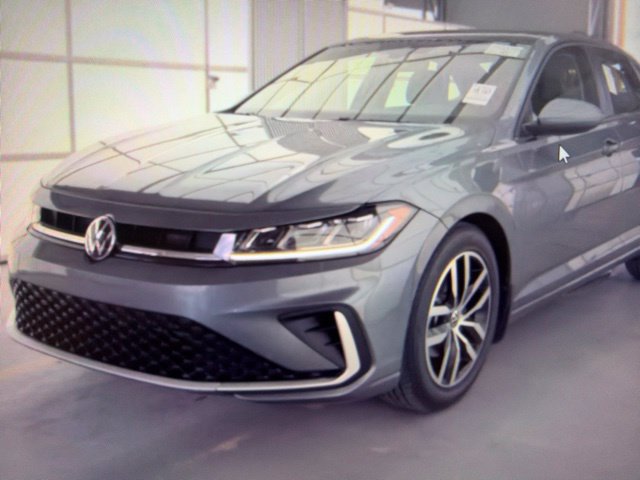 Used 2025 Volkswagen Jetta SE FWD image 4