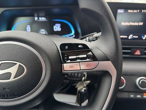 Used 2025 Hyundai Elantra SE image 18