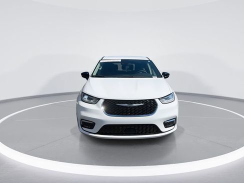 Used 2024 Chrysler Pacifica Touring-L image 3