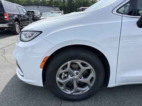 Used 2024 Chrysler Pacifica Limited FWD image 19