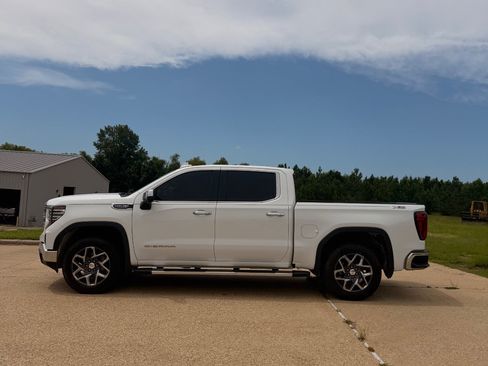 Used 2024 GMC Sierra 1500 SLT w/ SLT Premium Plus Package AWD/4WD image 8