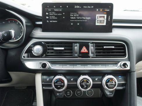 Used 2023 Genesis G70 2.0T image 8