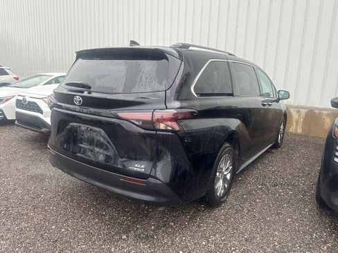 Used 2023 Toyota Sienna XLE FWD image 5