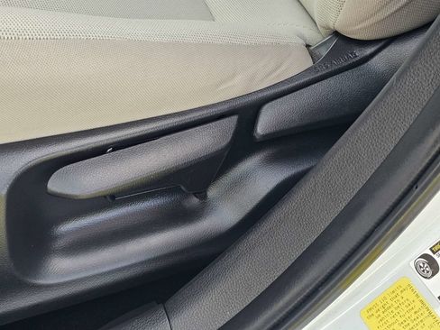 Used 2022 Toyota Corolla LE FWD image 18