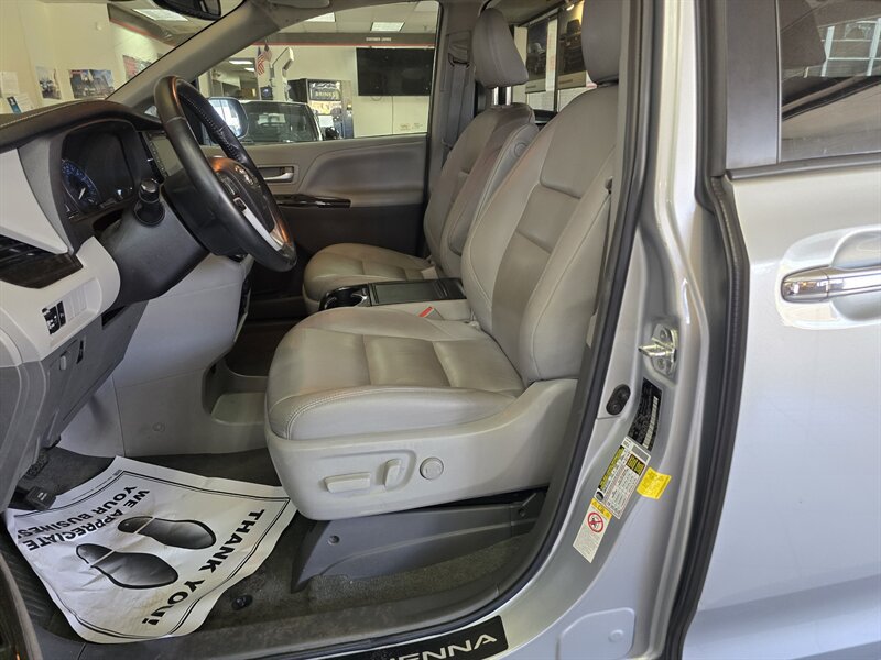 Used 2019 Toyota Sienna XLE w/ XLE Navigation Package FWD image 9