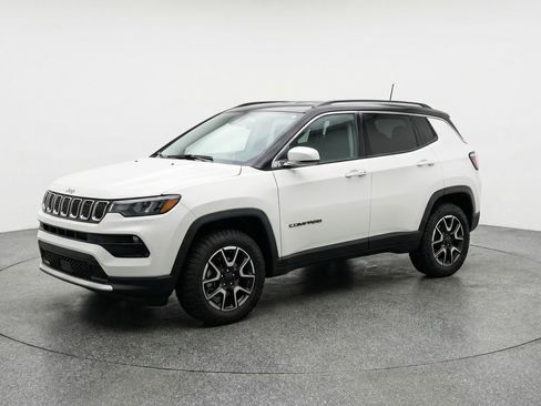Used 2025 Jeep Compass Trailhawk image 3