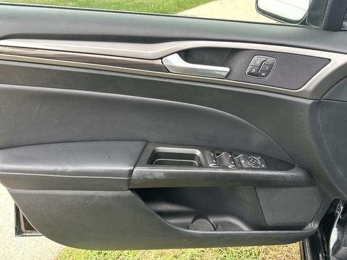 Used 2017 Ford Fusion SE AWD/4WD image 8