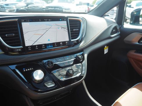 New 2026 Chrysler Pacifica Pinnacle image 18