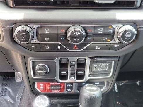 Used 2025 Jeep Wrangler Unlimited Rubicon AWD/4WD image 23