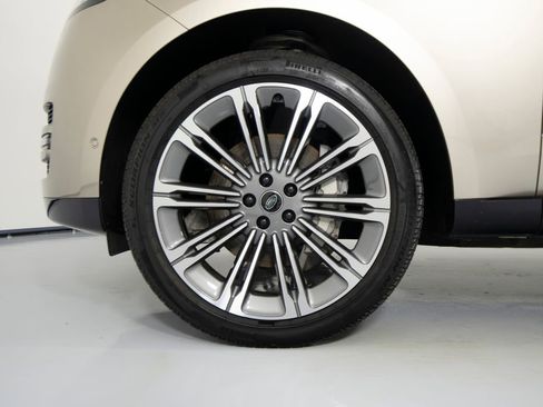 Used 2025 Land Rover Range Rover Long Wheelbase SE image 14