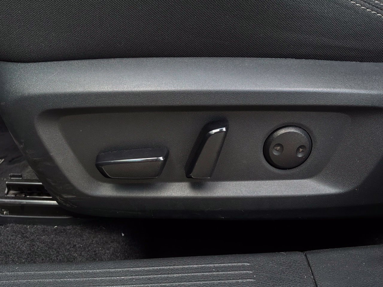 Used 2025 Nissan Rogue SV FWD image 11