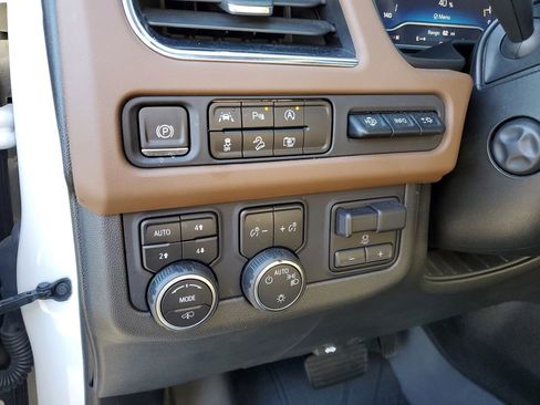 Used 2023 Chevrolet Suburban High Country image 11