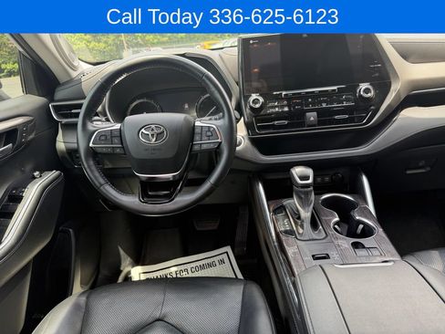 Used 2021 Toyota Highlander Limited FWD image 14