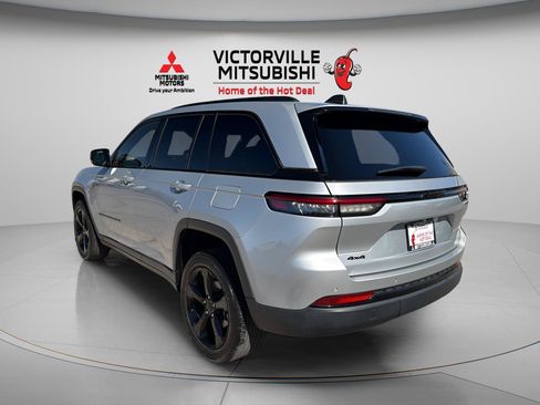 Used 2023 Jeep Grand Cherokee Altitude AWD/4WD image 5