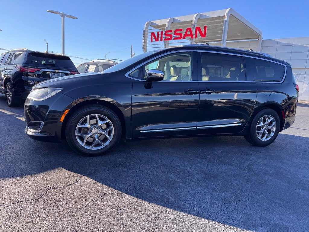 Used 2019 Chrysler Pacifica Limited FWD image 2