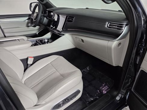 Certified 2025 Jeep Wagoneer 4WD image 30